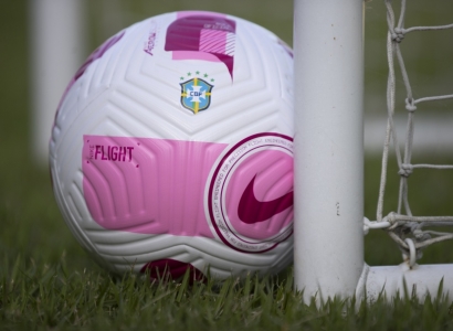 Outubro Rosa: CBF se une à campanha com bola especial no Brasileirão Assaí 