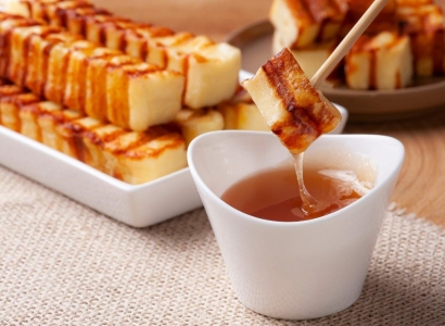 Entradas com Café: Canapé de queijo coalho com melaço de café